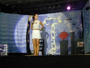 Ilona erscheint aus und gibt Ihr erstes Solo